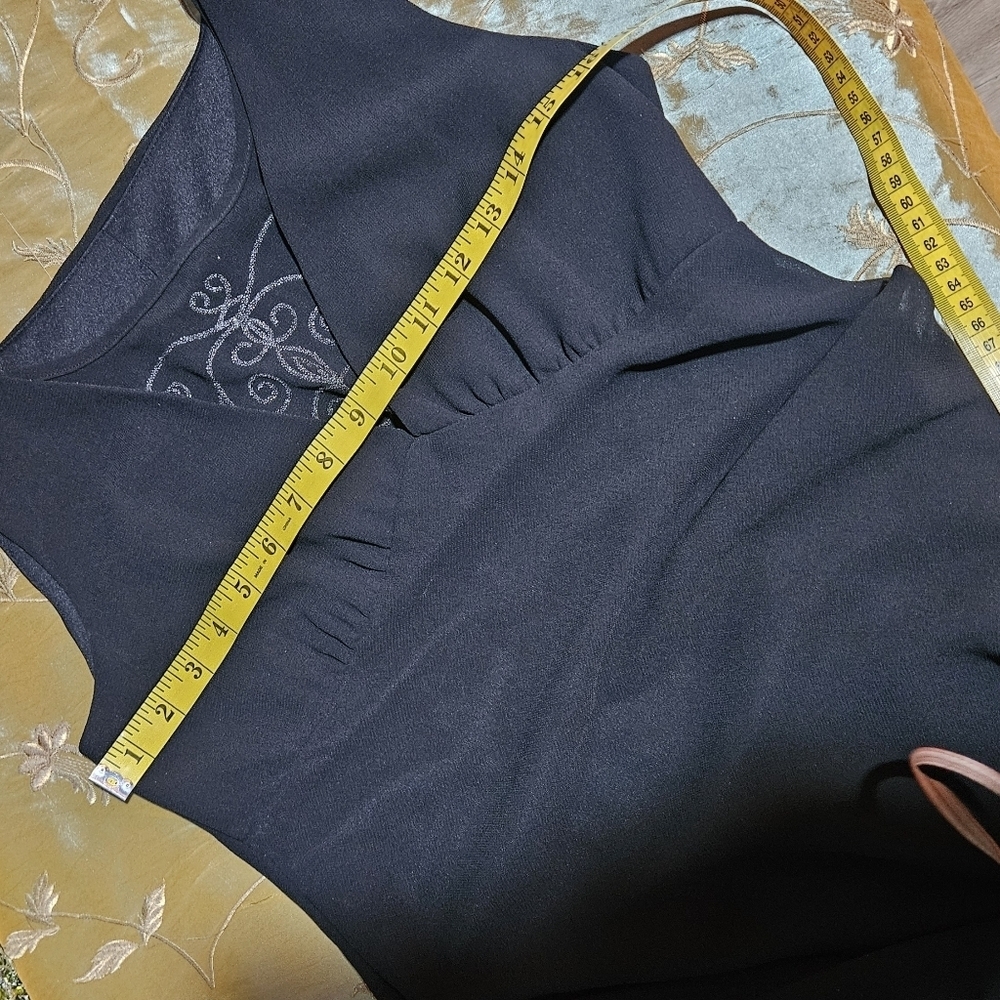 Elegant Black Sleeveless Dress. Lace Detail In Neckline. Size 8. Flowy Fabric - Picture 8 of 8